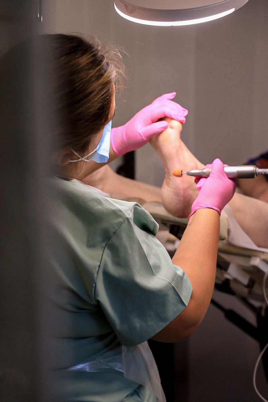 Nataly utför medicinsk fotvård i kliniken